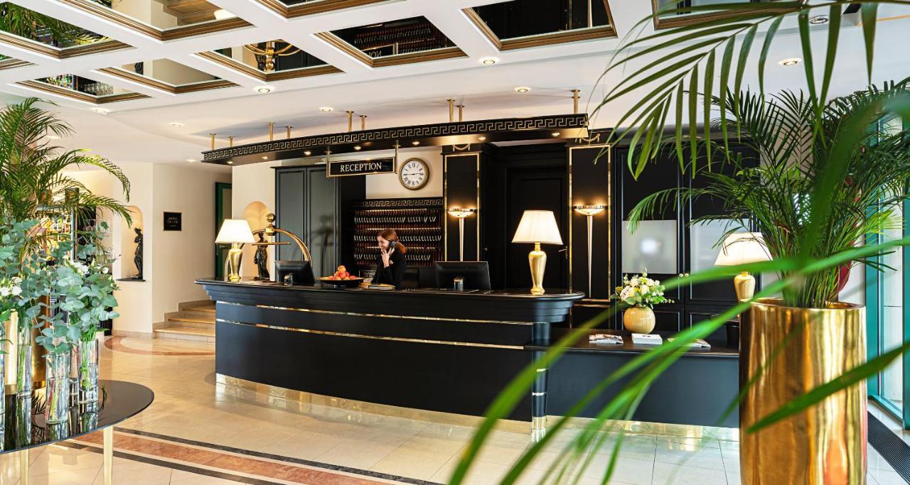 斯加罗斯伯格维克特雷迪斯酒店 嫩尼希 外观 照片 Reception desk at a hotel