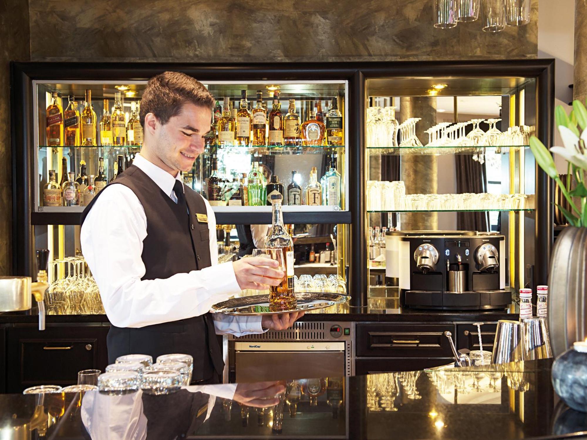 斯加罗斯伯格维克特雷迪斯酒店 嫩尼希 外观 照片 A bartender at work