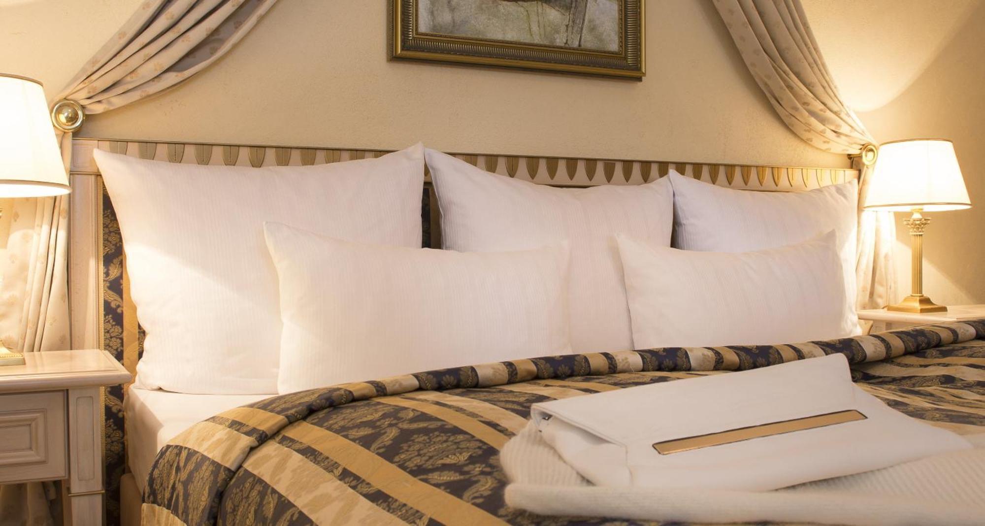 斯加罗斯伯格维克特雷迪斯酒店 嫩尼希 客房 照片 Pillows on a bed