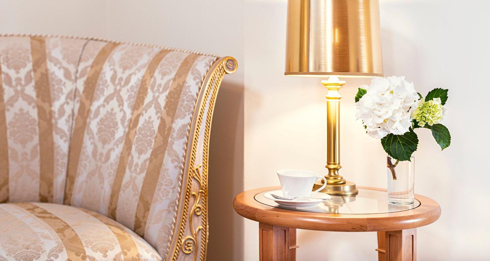斯加罗斯伯格维克特雷迪斯酒店 嫩尼希 客房 照片 A lamp on a bedside table